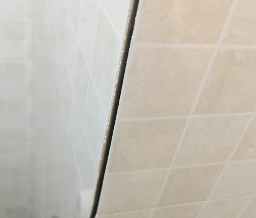 伊春瓷砖空鼓维修公司分享阳台瓷砖脱落的修复过程可以分为以下几个步骤