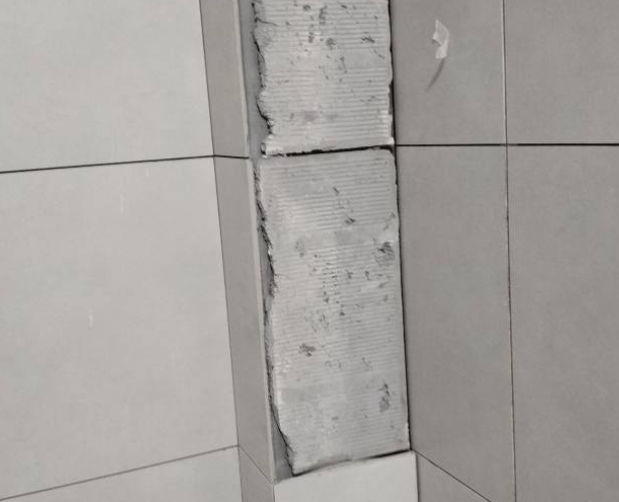 伊春瓷砖空鼓维修公司分享下瓷砖施工前基层浇水润湿程度不足，可能导致以下问题