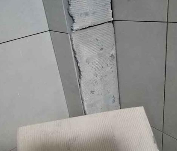 伊春瓷砖空鼓维修公司分享下厨房瓷砖脱落的补救措施。